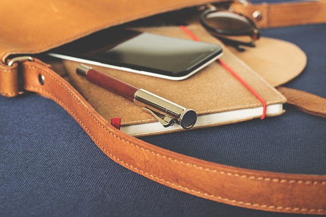 Photo of a cellphone in a purse from Pixabay licensed under CC0